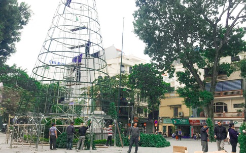 Những cây thông Noel khổng lồ chuẩn bị "đổ bộ" đường phố Hà Nội dịp Giáng sinh