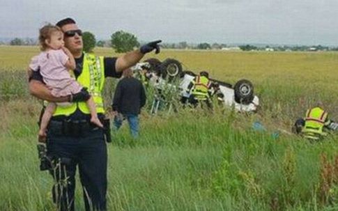 Bức ảnh anh cảnh sát dỗ dành bé gái ngay tại hiện trường vụ tai nạn giao thông gây khó hiểu, sự thật phía sau lấy nước mắt triệu người