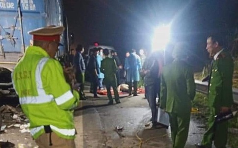 Ô tô tải tông trúng xe đầu kéo trên cao tốc Nội Bài - Lào Cai khiến 2 người tử vong