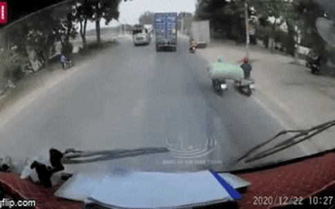 Người phụ nữ suýt lao vào gầm ô tô tải, khiến cả phố dừng khựng lại sau cái "cọ tay tai hại"