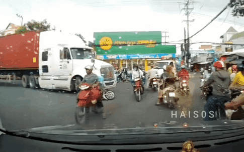 Xe đầu kéo húc 2 cô gái nhưng tài xế không biết, người dân ra hiệu gấp