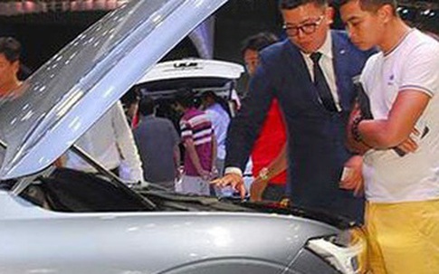Nghịch cảnh chợ ô tô: Giám đốc kiêm nhân viên bán hàng, bảo vệ, rửa xe...