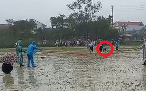 Để học sinh thi đấu hội khỏe dưới trời mưa rét, Trưởng phòng giáo dục phải giải trình