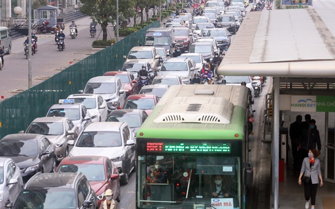 Hà Nội: Ngao ngán nhích từng centimet qua khu vực thi công hầm chui Lê Văn Lương