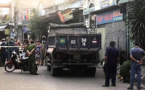 Mâu thuẫn trên đường, tài xế xe ben đánh chết người đi xe máy