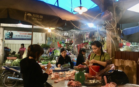 Nhiều chợ dân sinh tại Hà Nội, người dân phớt lờ quy định đeo khẩu trang để phòng chống dịch COVID-19
