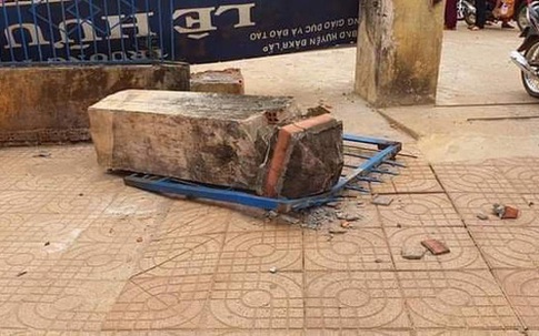 Thương tâm: Cổng trường đổ sập đè chết một học sinh lớp 4