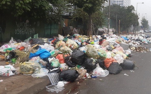 Hà Nội: Xuyên đêm di dời hơn 200 tấn rác thải tồn đọng trước thềm năm mới