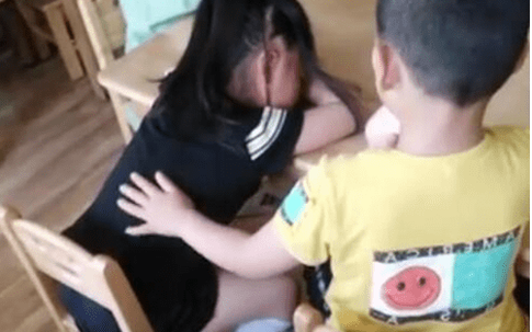 Cô mẫu giáo gửi bức ảnh chụp con trai ở lớp, cậu bé đang làm một việc khiến mẹ hốt hoảng: Thế này tôi lại có con dâu sớm!