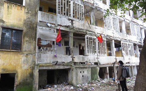 Nghệ An: Một số hộ dân quyết bám trụ trong khu chung cư chờ sập
