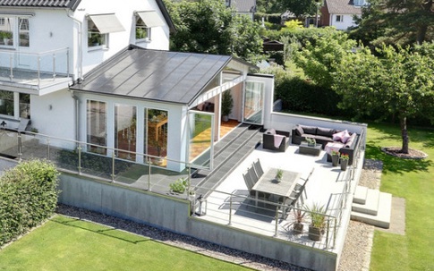 Ngôi nhà màu trắng mang nắng ngập tràn được thiết kế theo phong cách Bắc Âu nổi bật bên vườn cây xanh mát