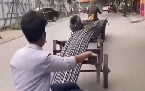 Hai người đàn ông chơi "rồng rắn lên mây" lao vun vút trên đường phố, dân tình kinh hãi thảng thốt "bán mạng là thế này đây"