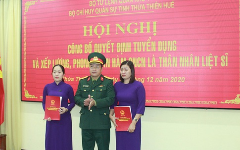 Tuyển dụng, trao quân hàm quân nhân chuyên nghiệp cho thân nhân các liệt sĩ Rào Trăng 3