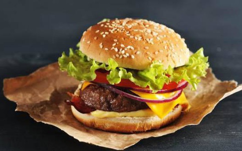 Từ vụ bé 10 tuổi nguy kịch khi ăn hamburger, chuyên gia cảnh báo nhóm thực phẩm nguy cơ dị ứng cao, cho trẻ ăn cần cảnh giác