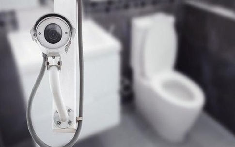 Nam sinh quay lén trong nhà vệ sinh nữ bị dừng học 1 năm