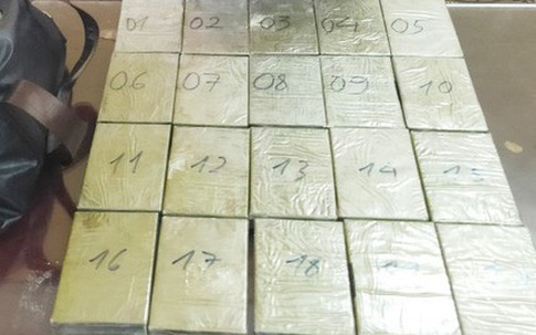 Bắt người phụ nữ 50 tuổi vận chuyển 20 bánh ma tuý