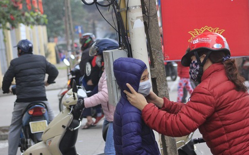 Học sinh Hà Nội đi học đeo khẩu trang kín mít, phụ huynh chào con bằng câu nói “nhớ không được tháo khẩu trang ra nhé!”