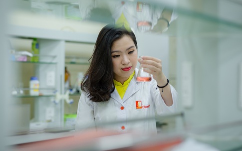 Nữ kỹ sư trẻ bỏ tiền túi mua hóa chất pha chế nước sát khuẩn tặng người dân phòng chống virus corona