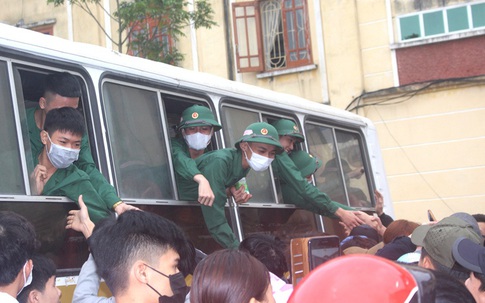 Hình ảnh xúc động tiễn tân binh lên đường nhập ngũ ở Hải Dương