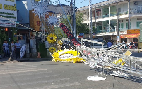 Cổng chào trang trí tết đổ sập đè 2 người ở Sài Gòn