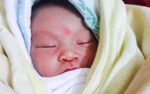 Xót xa bé gái sơ sinh bị bỏ rơi trong đêm cùng lá thư nhờ người nuôi giúp