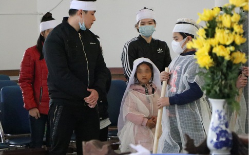 Vụ người mẹ tử nạn khi dắt con đi bộ trên cầu Thanh Trì: Bất ngờ gia cảnh của nạn nhân