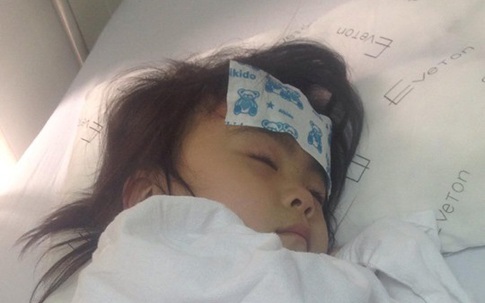 Các nhà hảo tâm gấp rút đón bé gái 3 tuổi không có hậu môn về Hà Nội tiếp tục điều trị
