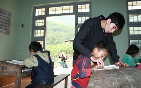Chuyện cảm động về người thầy luôn phải soạn sẵn “hai giáo án” đứng lớp