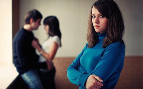 Chồng giúp đỡ vợ cũ trong lúc khó khăn nhưng giấu tôi