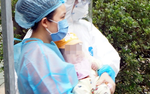 VIDEO: Bé gái 3 tháng tuổi chính thức được xuất viện trong sự vui mừng của đội ngũ bác sĩ