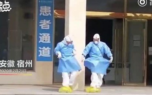Y bác sĩ nhảy múa mừng bệnh nhân COVID-19 xuất viện