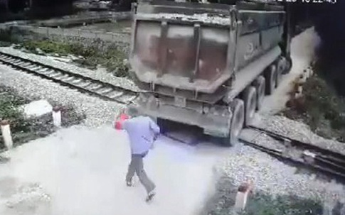 Nghệ An: Nhân viên gác chắn kịp thời ngăn đoàn tàu cứu tài xế xe tải
