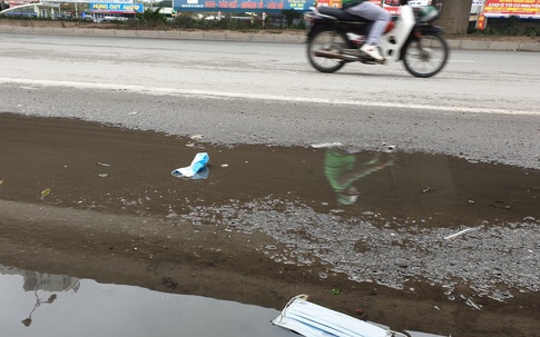 Hà Nội: Khẩu trang y tế vương vãi khắp đường phố, công nhân môi trường vất vả thu dọn