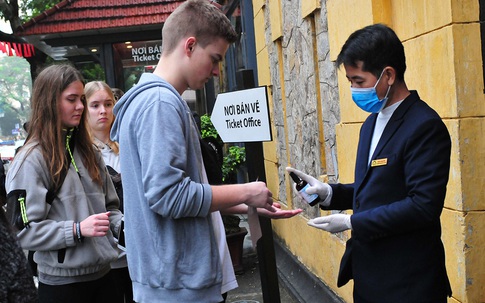 Hà Nội: Phát khẩu trang, xịt nước rửa tay kháng khuẩn cho du khách