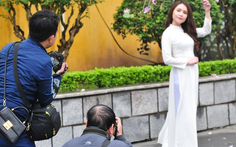 Mặc trời mưa rét, các thiếu nữ Hà thành vẫn diện áo dài chụp ảnh với hoa ban