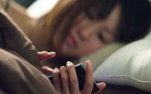 Đang ngủ, cô gái bị 'công an' dọa phạm tội rửa tiền