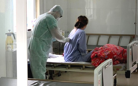 Nữ du học sinh từ Anh trở về nhiễm COVID-19 hiện ra sao?