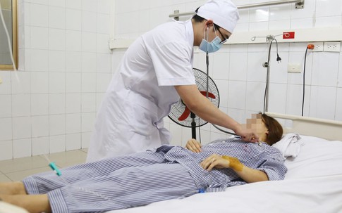 Tự ý mua thuốc hạ sốt về uống, nữ bệnh nhân bị ngộ độc nguy kịch