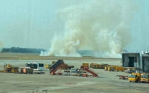 Máy bay Vietnam Airlines nổ lốp, bốc khói nghi ngút tại sân bay Tân Sơn Nhất