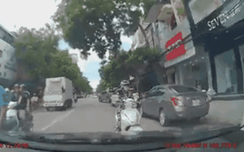 Những tình huống dừng xe khó đỡ của chị em: Chuyện tưởng khó tin nhưng hoàn toàn có thật