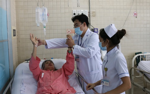 Cứu sống bệnh nhân lupus ban đỏ bị đột quỵ nặng