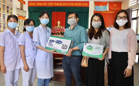 Vinamilk tiếp sức cho cán bộ y tế tuyến đầu trên mặt trận chống dịch COVID-19