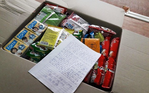 Những câu chuyện cảm động trong dịch COVID-19: Nam sinh để dành đồ ăn cho người cách ly đến bức thư viết tay của du khách nước ngoài