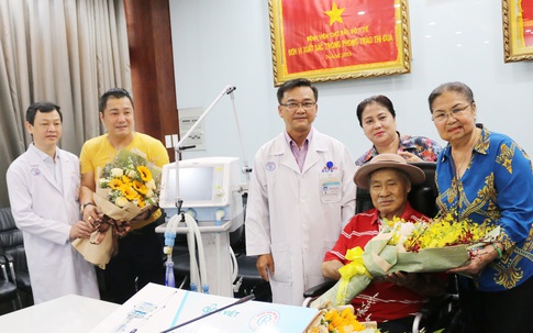 Gia đình NSND Lý Huỳnh tặng BV Chợ Rẫy máy thở phòng chống COVID-19