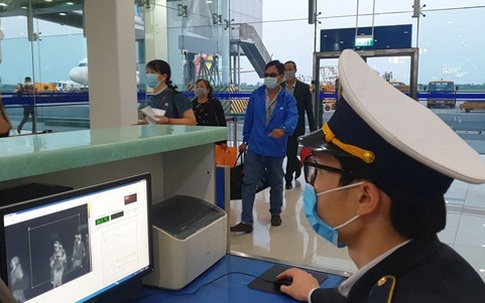 Khách trên chuyến bay có tiếp viên mắc COVID-19 đều là người tiếp xúc gần, phải cách ly tập trung