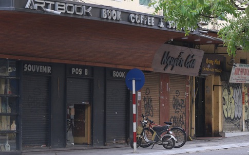 Hàng loạt quán cà phê, cắt tóc gội đầu, massage cửa đóng then cài sau lệnh cấm của UBND TP Hà Nội