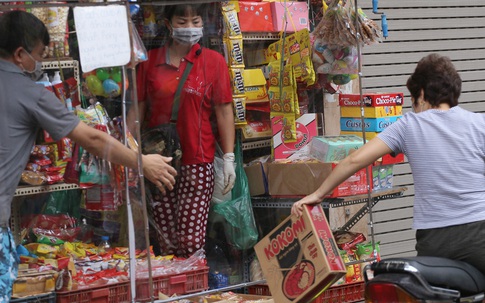 Hà Nội: Mỗi ngày tiếp hàng trăm người, chủ tiệm tạp hóa dựng "lá chắn" phòng COVID-19