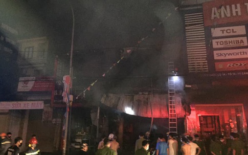 Cháy cửa hàng kinh doanh thiết bị ô tô, hai ông cháu tử vong