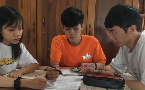 Học sinh lớp 12 ôn tập suốt đại dịch