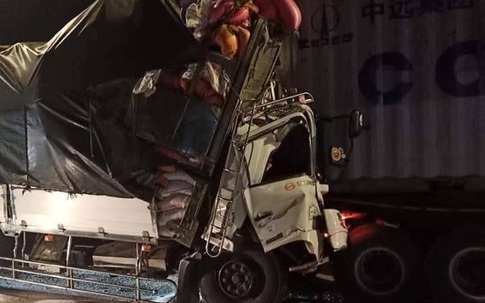Tai nạn kinh hoàng: Tông vào đuôi container, 3 người chết thảm